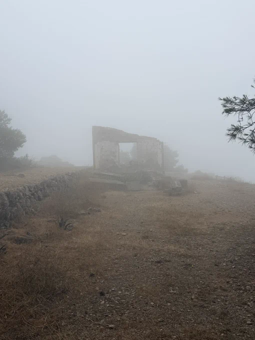 Construcción militar envuelta en niebla en ruinas