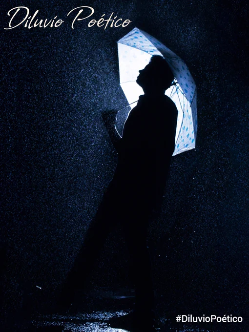 Silueta en la oscura noche azul. Un hombre con paraguas, de pie bajo la lluvia y las farolas.