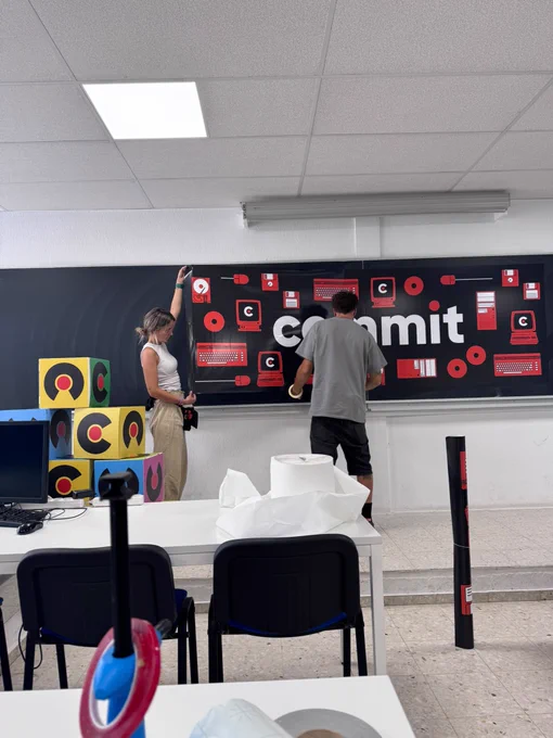 El equipo poniendo los vinilos del commit conf