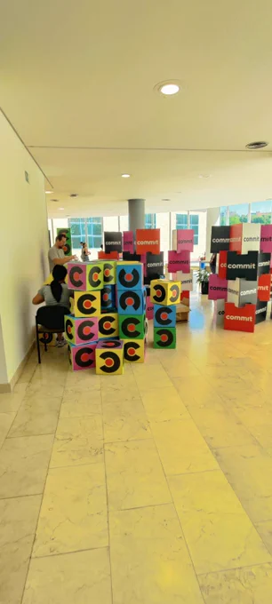El equipo haciendo croquis con los cubos de commit conf
