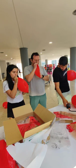 El equipo inflando los globos