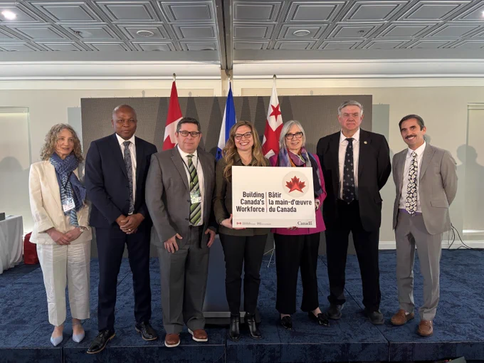 Une photo de groupe de la ministre Hajdu avec des participants de l’événement. 