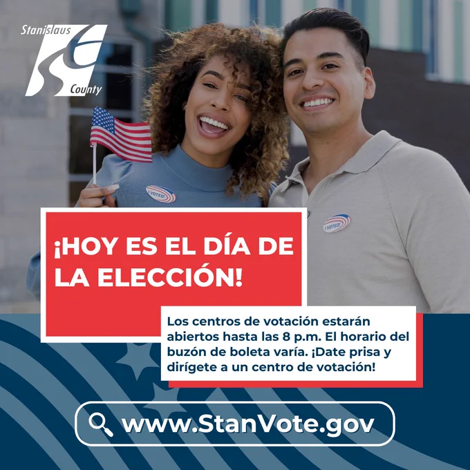 Gráfico de promoción electoral del Condado de Stanislaus en español. Dos personas sonrientes con calcomanías que dicen “I Voted” posan al aire libre; una de ellas sostiene una pequeña bandera estadounidense. El texto principal dice: “¡HOY ES EL DÍA DE LA ELECCIÓN!” Debajo, un mensaje informa que los centros de votación estarán abiertos hasta las 8 p.m. y que el horario de los buzones para depositar boletas puede variar, alentando a los votantes a acudir a un centro de votación. En la parte inferior aparece el sitio web www.StanVote.gov. El diseño utiliza colores rojo, blanco y azul con elementos gráficos inspirados en la bandera de Estados Unidos y el logotipo del Condado de Stanislaus.
