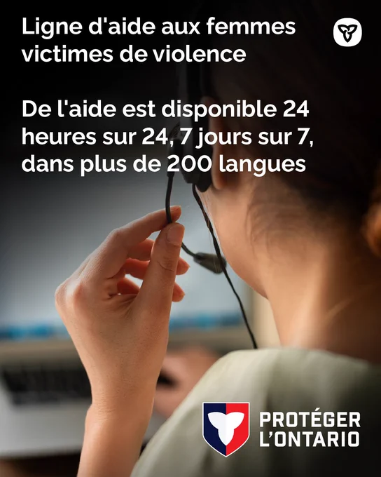 Une opératrice téléphonique porte un casque filaire. Le texte indique : Ligne d’aide aux femmes victimes de violence. De l'aide disponible 24 heures sur 24, 7 jours sur 7 dans plus de 200 langues