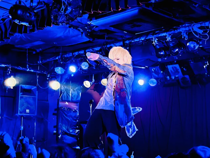 ライブ中の鬼龍院翔