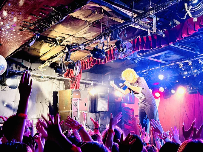 ライブ中の鬼龍院翔