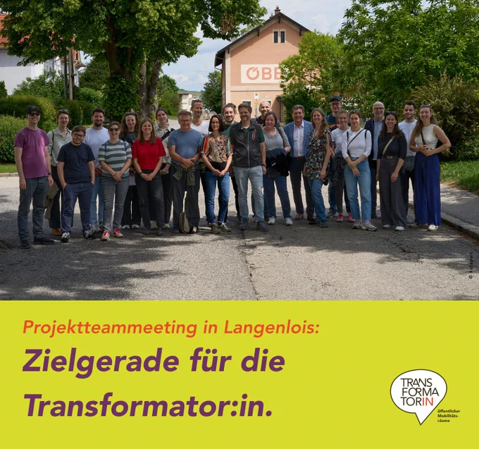Große Personengruppe steht halbkreisförmig auf einer Straße im Schatten der Baumallee und lächelt in die Kamera. Im Hintergrund ein Gebäude in Altrosa (Bahnhof Langelois) mit einem großen ÖBB Logo.


Überschrift: Zielgerade für die Transformator:in
Subline: Projektteam-Meeting in Langenlois
