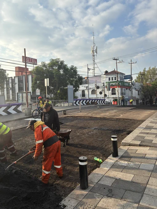 División del Norte, en su cruce con Viaducto e Insurgentes, dirección norte: reencarpetaron un gran pedazo de vialidad que no lo necesitaba.