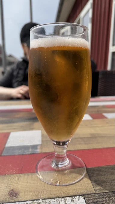 Ein Glas helles Bier auf einem Tisch in einer „Grillbar“ in Dänemark.