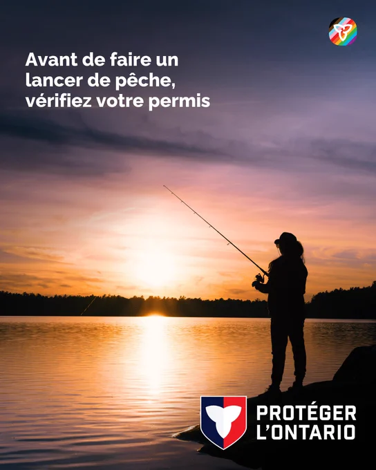 Personne qui pêche à la ligne, debout sur un rocher, au coucher du soleil. Le texte dit : « Avant de faire un lancer de pêche, vérifiez votre permis. »