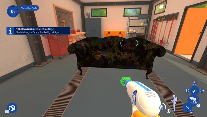 Screenshot aus PowerWash Simulator 2. Ein Spieler zielt mit einem Hochdruckreiniger auf ein völlig verdrecktes, pechschwarzes Sofa in einer gut beleuchteten Werkstatt.
