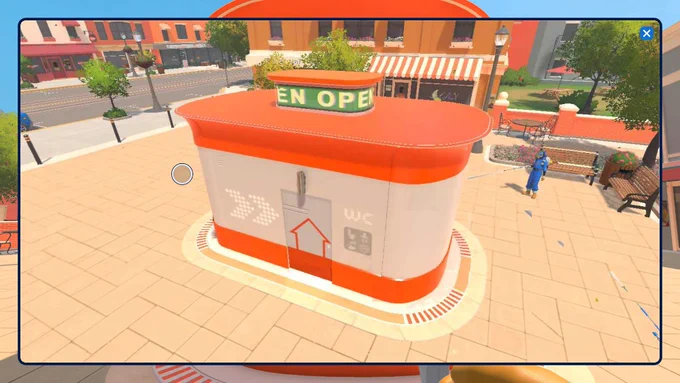 Sauberes Gameplay-Ergebnis im PowerWash Simulator 2. Ein glänzendes, orange-weißes Toilettenhäuschen mit leuchtend grünem OPEN-Schild auf dem Dach steht mitten auf einem sonnigen Stadtplatz.