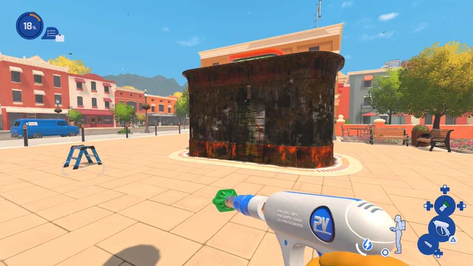 Gameplay-Screenshot aus PowerWash Simulator 2. Ein Spieler hält einen Hochdruckreiniger vor einem massiv verschmutzten, dunklen Toilettenhäuschen auf einem hellen, gepflasterten Stadtplatz bei Sonnenschein.