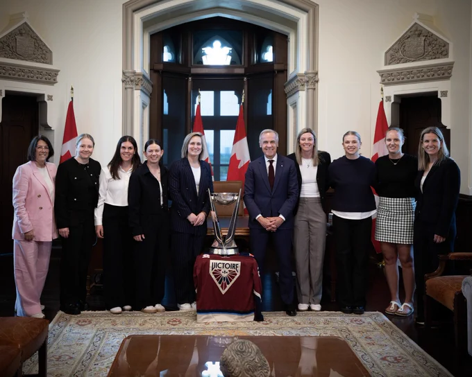 Prime Minister Carney with members of the Montréal Victoire.