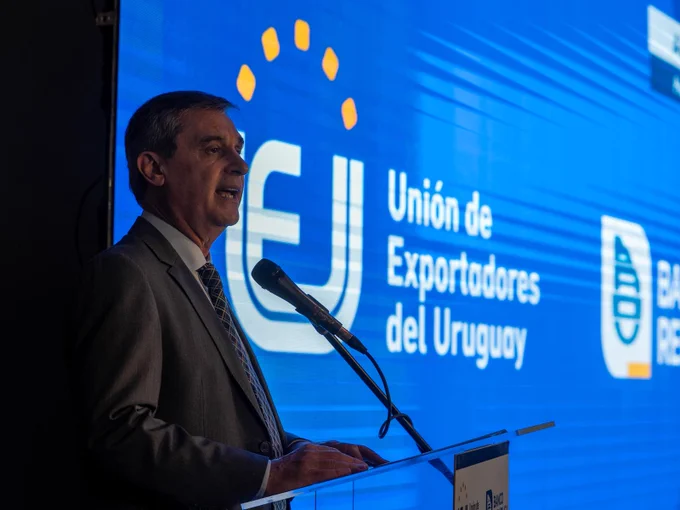 Alvaro García, presidente de BROU, hablando en un atril. 