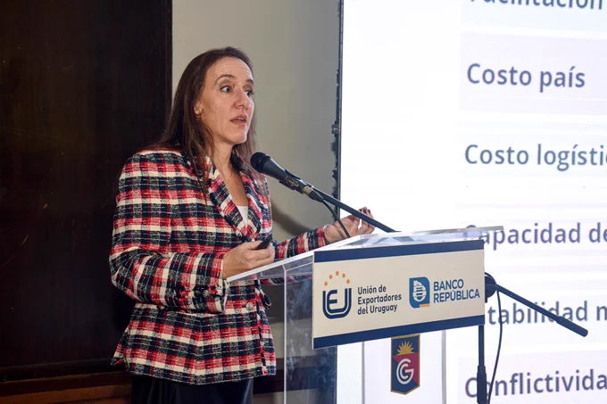 Carmen Porteiro, presidenta de la Unión de Exportadores del Uruguay, habla en atril. 