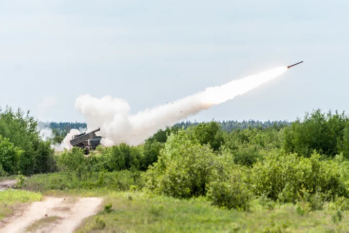 Système de roquettes d’artillerie à grande mobilité (HIMARS).