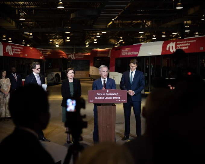Le premier ministre Carney, derrière un lutrin, annonce de nouveaux investissements dans les infrastructures au Québec.