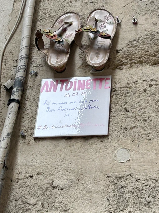 Paires de chaussures de femmes et enfants tuées par leurs conjoints