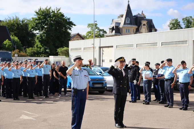 Cérémonie de remise de distinctions honorifiques.