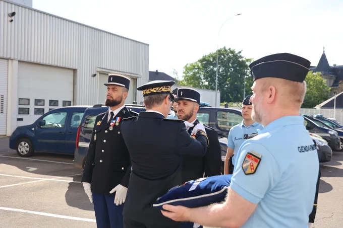 Cérémonie de remise de distinctions honorifiques.