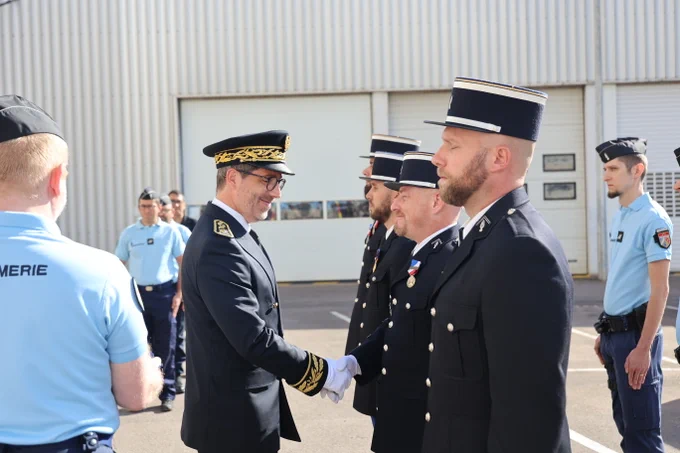 Cérémonie de remise de distinctions honorifiques.