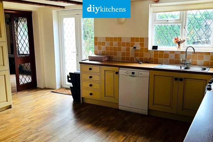 Innova Silsden Dakar & Bespoke Painted Traditional #kitchen