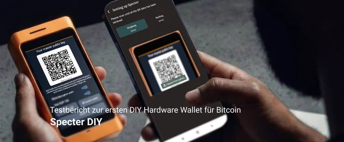 Testbericht zur ersten DIY Hardware Wallet für Bitcoin 
Specter DIY

Auf dem Bild erkennt man in dunkelm Hintergrund wie jemand eine Bitcoin Transaktion extrem sicher mit Bitcoin Keeper Wallet und Specter Shield Metal Air-Gapped per QR-Codes signiert. 