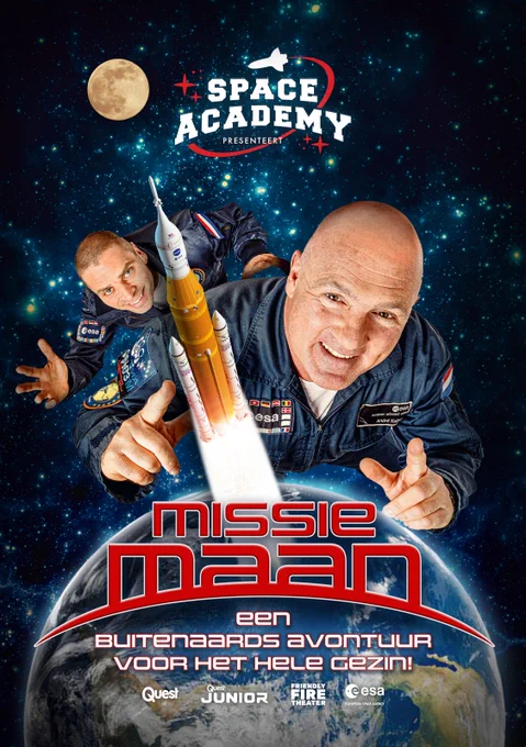 Promotieposter voor “Space Academy – Missie Maan.” Tegen een sterrenhemel in de ruimte zweven André Kuipers en schrijver Sander Koenen boven de Aarde, allebei gekleed in blauwe ESA-achtige outfits. André Kuipers staat op de voorgrond en reikt naar een raket die vanaf de planeet omhoog wordt gelancerd, terwijl Sander Koenen achter hem staat. Links is een volle Maan te zien. In grote, opvallende letters staat “Missie Maan” met als ondertitel “een buitenaards avontuur voor het hele gezin.”