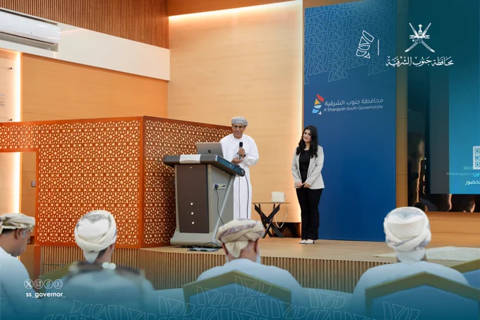يظهر في الصورة مدير عام مساعد بالمديرية العامة للشؤون الإدارية والمالية بالمحافظة، والمهندسة آية الخطيب مقدمة ورشة "الوعي السيبراني وسياسات الاستخدام الآمن".