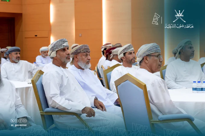 يظهر في الصورة سعادة الدكتور الشيخ هلال بن علي بن سعود الحبسي والي صور، وعدد من المسؤولين والمديرين والرؤساء بالتقسيمات الإدارية والوحدات الحكومية بالمحافظة لدى حضور ورشة الوعي السيبراني وسياسات الاستخدام الآمن. 