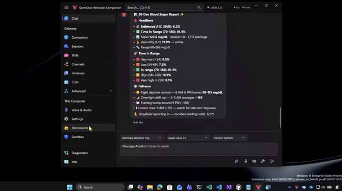 ALT: Captura de una app llamada OpenClaw Windows Companion en Windows 11, con una interfaz oscura tipo chat donde un agente muestra un informe de glucosa de 30 días con métricas como A1C estimado, tiempo en rango y patrones diarios. A la izquierda aparece un menú con secciones como Connection, Sessions, Skills, Permissions y Sandbox, mientras el cursor señala “Permissions”, como diciendo “tranquilo, solo quiero controlar tu PC un poquito”.