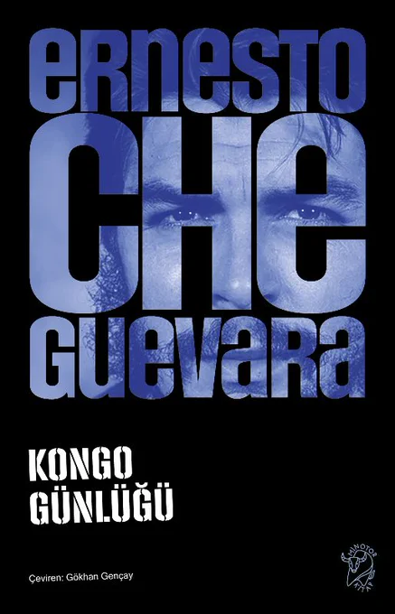 Görsel, gönderide bahsedilen kitabın kapağıdır.
Kapak, Che Guevara’nın ikonik imgesini tipografiyle bütünleştiren güçlü bir tasarıma sahip.
Arka plan siyah; bu, hem ciddiyet hem de kontrast yaratıyor.
Ortada Che Guevara’nın yüzü yakın plan bir fotoğrafla verilmiş, ancak yüzü büyük mavi harflerle yazılmış “CHE GUEVARA” metninin arasından kısmen görünüyor. Bu, hem tipografi hem de imgeyi iç içe geçirerek görsel bir vurgu oluşturuyor.
Fotoğrafın kısmi görünürlüğü, Che’nin hem bir ikon hem de bir metin figürü olarak algılanmasını sağlıyor.
Kitabın adı ‘Kongo Günlüğü’, çevirmeni de Gökhan Gençay.