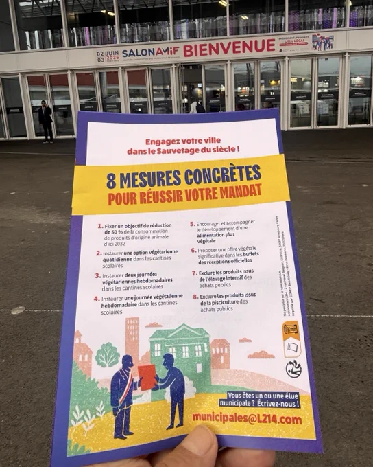 Photo du tract "8 mesures concrètes pour réussir votre mandat" devant le Salon de l'AMIF. 