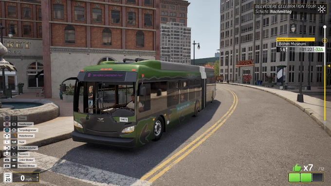 Belvedere Celebration Tour in Bus Bound! 🚌✨ Ein grüner Linienbus mit Camouflage-Muster auf der 'Belvedere Celebration Tour' Route. Detaillierte Außenansicht, UI-Infos (Böhm Museum, 7/7 Bewertung) sichtbar. Perfekte Simulation!