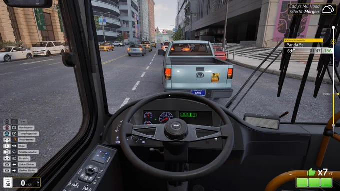 Morgendlicher Stau in Bus Bound! 🚌💨 Fahrerperspektive durch die Windschutzscheibe, eingekeilt im Verkehr vor einem hellblauen Pickup mit 'I LOVE THE SMELL OF DIESEL'-Aufkleber. Detailliertes Cockpit und UI-Infos (nächster Halt 'Panda St', 7/7 Bewertung) sichtbar. Pure Simulations-Realität!