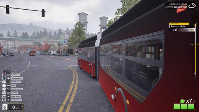 Unterwegs in Bus Bound! 🚌💨 Ein roter Gelenkbus fährt auf einer Stadtstraße Richtung 'Frontier Hub'. Detaillierter Blick von hinten, UI-Infos (0 mph, 7/7 Bewertung) sichtbar. Die Wassertürme auf dem Hügel runden die Szenerie ab.
