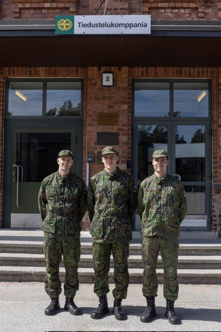 Urho Vaakanainen, Waltteri Merelä ja Janne Kuokkanen maastopuvuissa Tiedustelukomppanian edessä Santahaminassa.