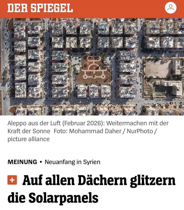 Screenshot eines Artikels von „DER SPIEGEL“. Zu sehen ist ein Luftbild von Aleppo in Syrien: dicht bebaute Wohnblöcke, auf fast allen Dächern sind Solarpanels installiert. Bildunterschrift: „Aleppo aus der Luft (Februar 2026): Weitermachen mit der Kraft der Sonne“. Darunter die Überschrift eines Meinungsartikels: „Neuanfang in Syrien – Auf allen Dächern glitzern die Solarpanels“.