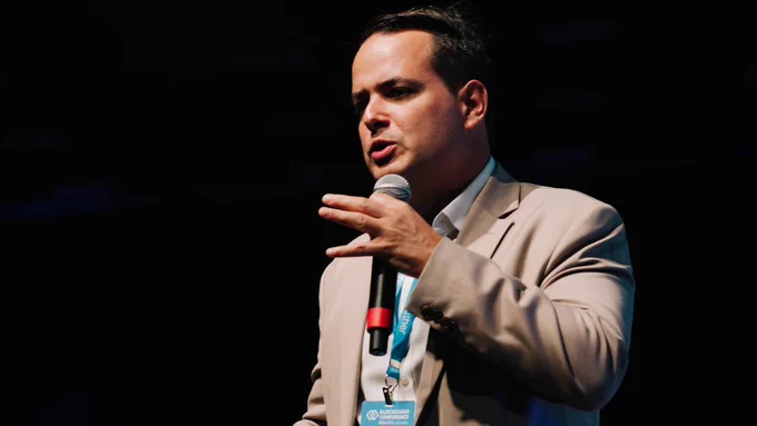 Cristiano Castro durante a palestra “Alocação de ativos digitais: remodelando o sistema financeiro e as carteiras de investimento” no BCB25, falando sobre tokenização, adoção de criptoativos e integração com o mercado financeiro.