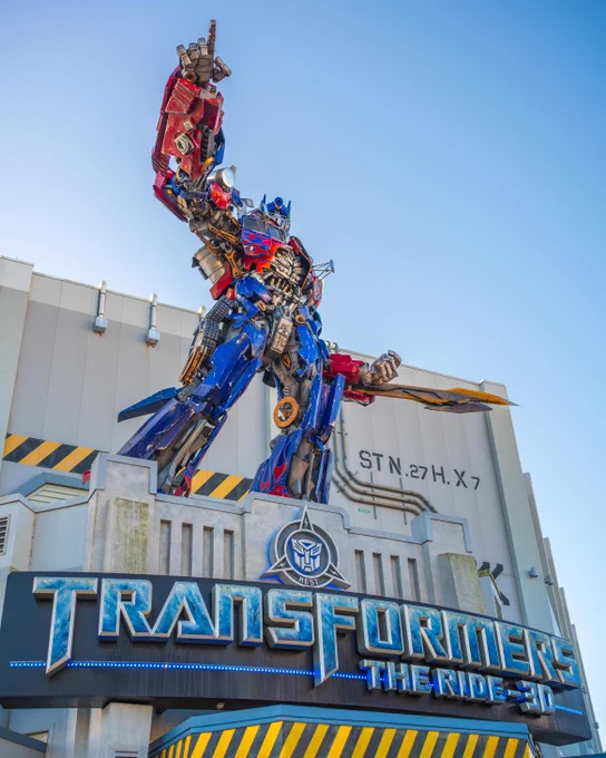 Photo of Optimus Prime pointing on top of TRANSFORMERS: The Ride-3D.