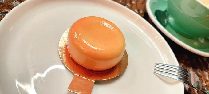 A little ritual for the soul: delicate sweetness with a fruit filling inside. A perfect balance of textures, best revealed paired with a rich, unsweetened raf coffee. Pure indulgence.
​#foodart #coffeevibes #desserttime #rscs #coffeemoment