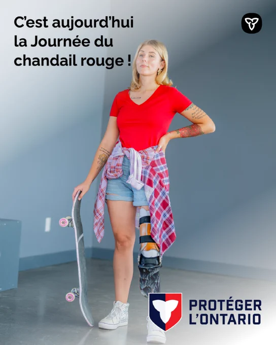 Une femme portant une prothèse de jambe et un t-shirt rouge tient un skateboard. Le texte dit : C’est aujourd’hui la Journée du chandail rouge !