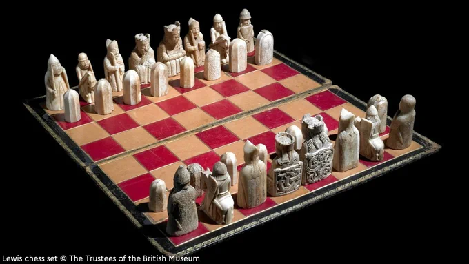 Les figurines de Lewis (ou figurines de Uig), pièces de jeu d'échec datant du 12e siècle, ont été découvertes en 1831 dans la baie de Uig (en), sur l'île de Lewis (îles Hébrides en Écosse). Ces pièces se caractérisent par leur expressivité. Photographie d'ensemble des pièces sur un échiquier moderne : Lewis chess set © The Trustees of the British Museum