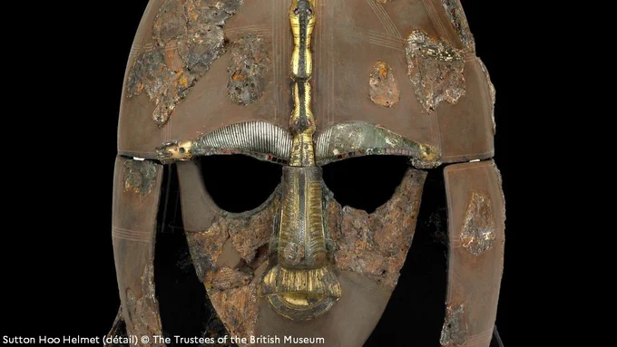 Détail du casque de Sutton Hoo. Ce casque anglo-saxon de la fin du 6e siècle ou du début du 7e siècle a été découvert en 1939 lors de fouilles archéologiques, à Sutton Hoo (Suffolk). Coiffe en fer décoré et orné, à laquelle sont accrochés des protège-joues, un protège-nuque et un masque facial, également en fer.
Photographie :Sutton Hoo Helmet © The Trustees of the British Museum