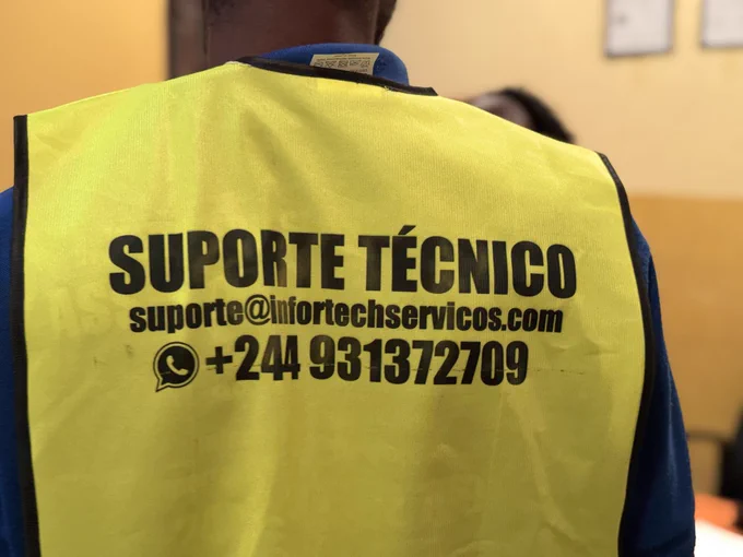 Imagem  de um suporte técnico da infortech com colete escrito suporte técnico, e-mail: suporte@infortechservicos.com e número de telemóvel da empresa que é  244 931372709