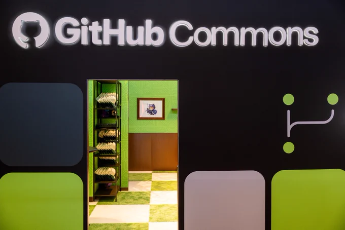Entrada do espaço GitHub Commons no #MSBuild com logo iluminado e decoração verde