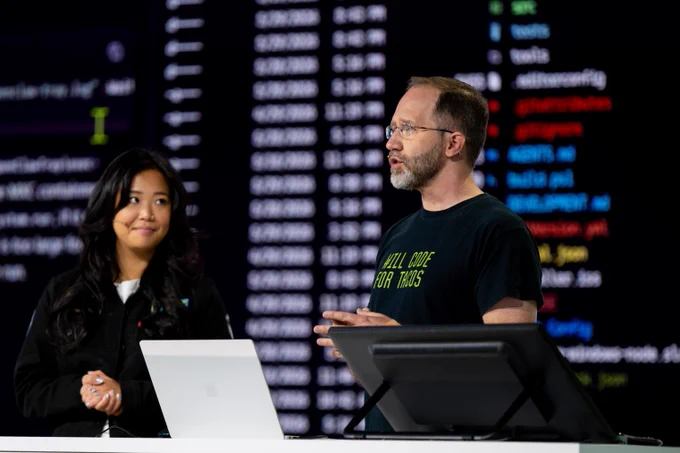 Samantha Song and Scott Hanselman apresentando no palco durante sessão do #MSBuild.

