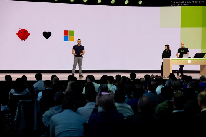Apresentação no palco do #MSBuild com logos do OpenClaw, coração e Microsoft no telão.


