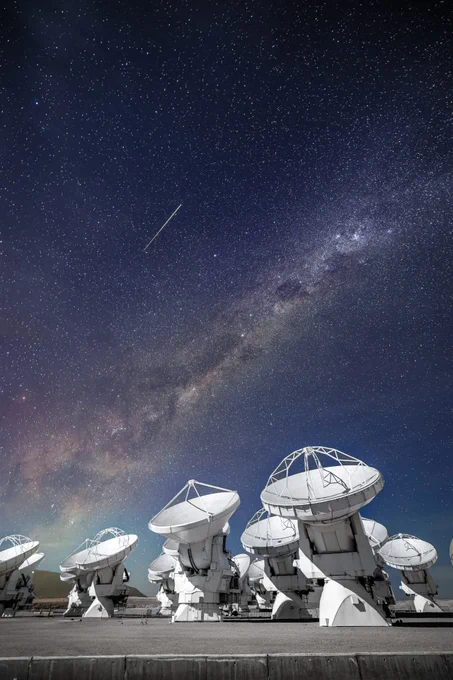 Meteor captured above the ALMA antennas 